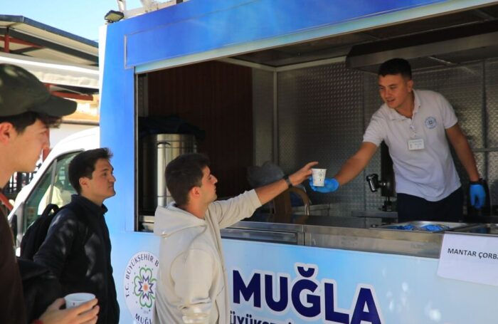 Büyükşehir Sıcak bir Çorba ile Öğrencilerin Yanında