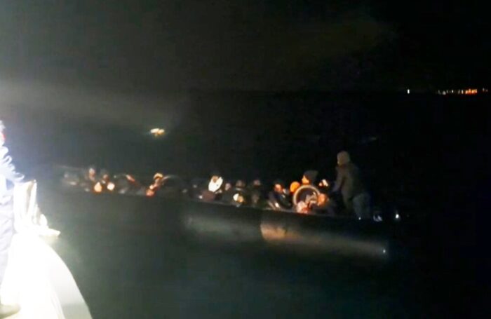 Lastik Botta 3’ü Çocuk 37 Düzensiz Göçmen Yakalandı