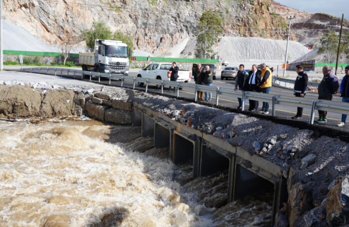 BAŞKAN FEVZİ TOPUZ YOĞUN YAĞIŞTAN ETKİLENEN MAHALLELERİ ZİYARET ETTİ