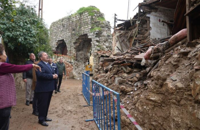 Evi Yıkılan Aileye Başkan Topuz’dan Ziyaret