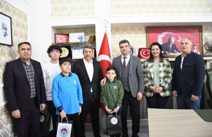 Dereceye Giren Öğrencilerden İlçe Millî Eğitim Müdürüne Ziyaret