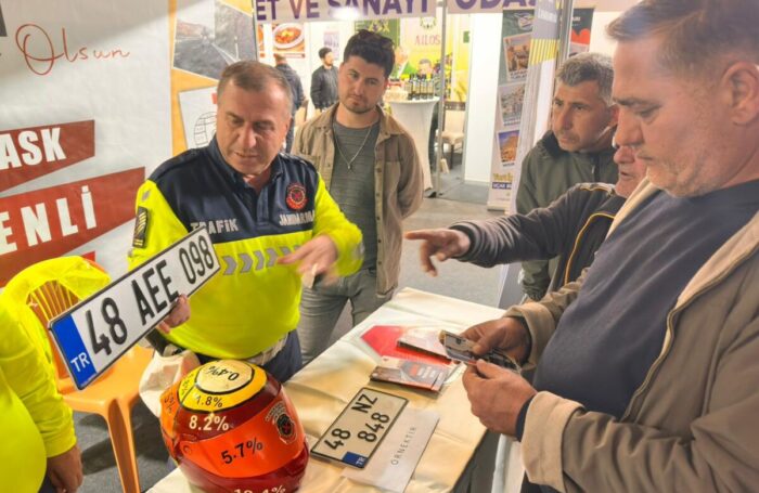 Jandarmadan Fuar Ziyaretçilerine Trafik Bilgilendirmesi