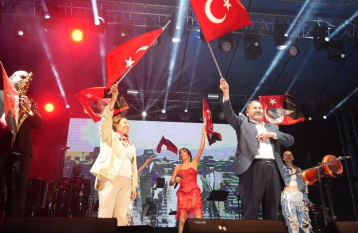 19 Mayıs Coşkusu Fener Alayı ve Işın Karaca Konseriyle Taçlandı
