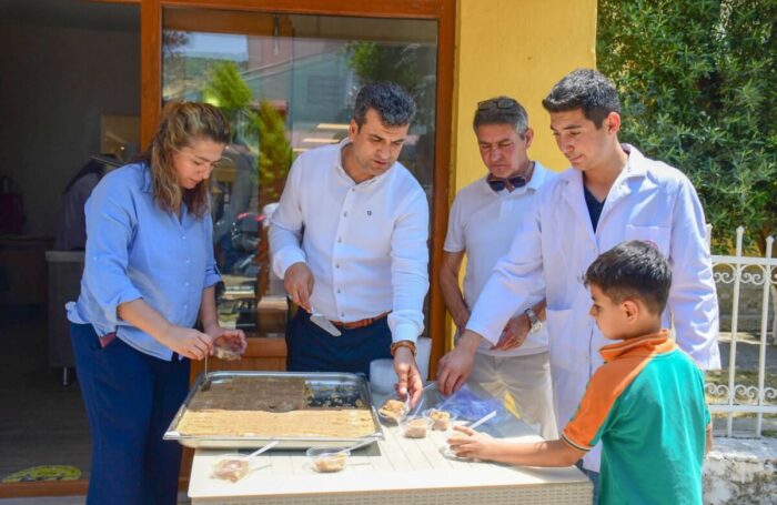 Milas’ta Hüzünlü Buluşma: Merhum Eğitim Çınarları İçin Helva Dağıtıldı