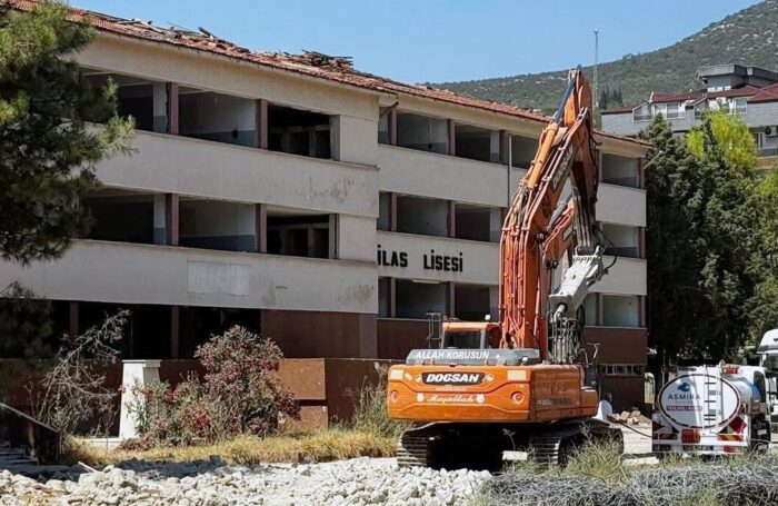 TARİHİ OKULDA YIKIM BAŞLADI