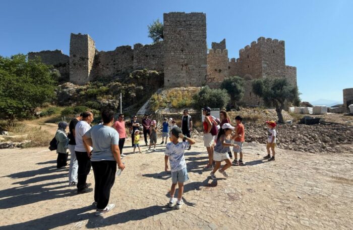 Ülkü Ocakları’ndan Beçin Kalesi’ne Kültür Gezisi ve Çevre Temizliği