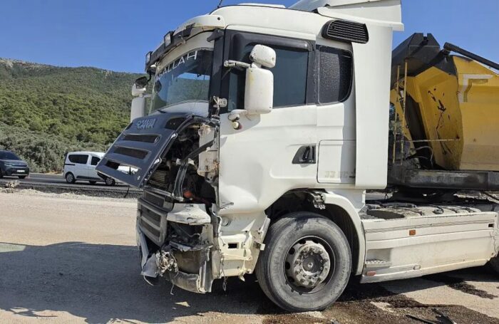 TIR’lar Kafa Kafaya Çarpıştı